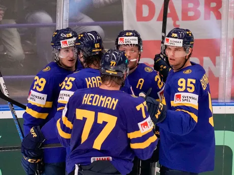 Hokejisti Švédska sa tešia z gólu počas zápasu Švédsko - Veľká Británia na MS v hokeji 2024. 