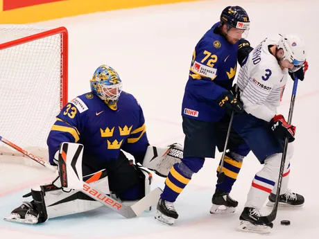 Charles Bertrand a Samuel Ersson počas zápasu Švédsko - Veľká Británia na MS v hokeji 2024. 