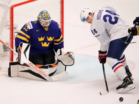Samuel Ersson a Justin Addamo počas zápasu Švédsko - Veľká Británia na MS v hokeji 2024. 