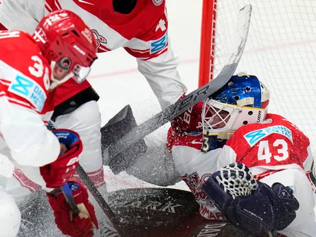 Dánsky brankár Mathias Seldrup v zápase Fínsko - Dánsko na MS v hokeji 2024.