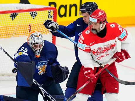 Emil Larmi, Juha Jaaska a Christian Wejse v zápase Fínsko - Dánsko na MS v hokeji 2024.