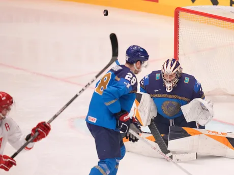 Zákrok kazašského brankára Andreyho Shutova v zápase Kazachstan - Poľsko na MS v hokeji 2024.