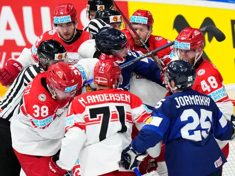 Šarvátka v zápase Dánsko - Fínsko na MS v hokeji 2024. 