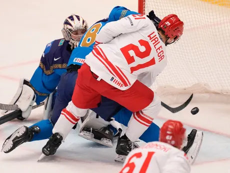 Gól Kamila Walegu v zápase Kazachstan - Poľsko na MS v hokeji 2024.
