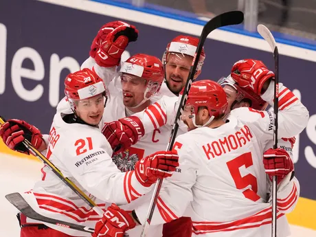 Gólové oslavy Kamila Walegu s jeho spoluhráčmi v zápase Kazachstan - Poľsko na MS v hokeji 2024.