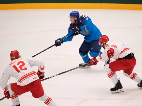 Nikita Mikhailis v zápase Kazachstan - Poľsko na MS v hokeji 2024.