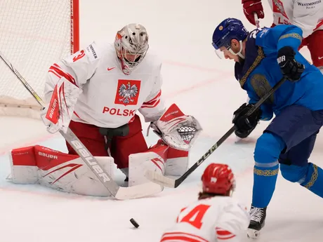 Poľský brankár John Murray pri streleckom pokuse Kirilla  Panyukova v zápase Kazachstan - Poľsko na MS v hokeji 2024.