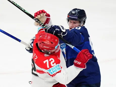 Juuso Riikola a Phillip Schultz v zápase Fínsko - Dánsko na MS v hokeji 2024.