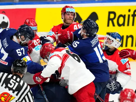 Šarvátka v zápase Dánsko - Fínsko na MS v hokeji 2024.