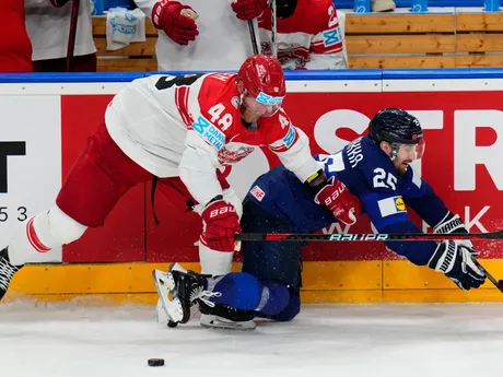 Nicholas Jensen a Pekka Jormakka v súboji o puk v zápase Dánsko - Fínsko na MS v hokeji 2024.