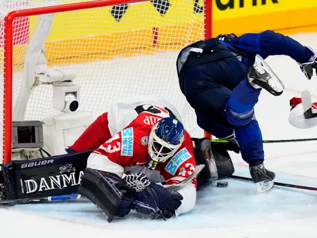 Dánsky brankára Mathias Seldrup v kontakte s Mikaelom Granlundom v zápase Dánsko - Fínsko na MS v hokeji 2024.