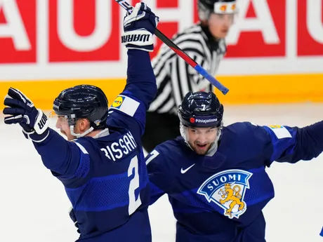 Gólové oslavy Rasmusa Rissanena a Oliwera Kaskiho v zápase Dánsko - Fínsko na MS v hokeji 2024.