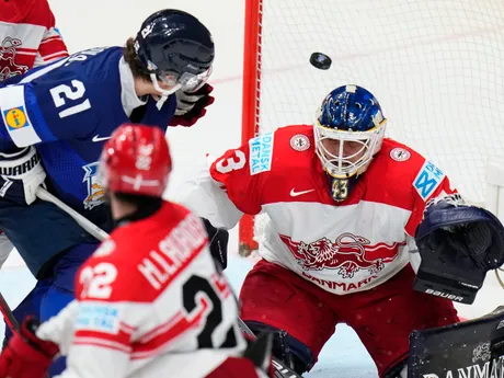 Patrik Puistola a Mathias Seldrup v zápase Dánsko - Fínsko na MS v hokeji 2024.