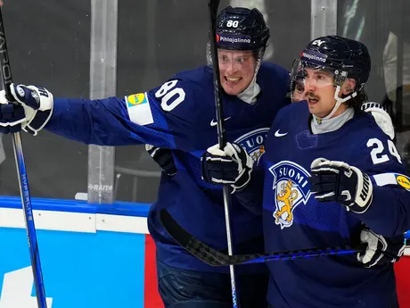 Gólové oslavy Hannesa Bjorninena a Sakuho Maenalanena v zápase Dánsko - Fínsko na MS v hokeji 2024.