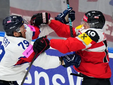 Šarvátka medzi Nathanaelom Halbertom a Vinzenzom Rohrerom v zápase Rakúsko - Veľká Británia na MS v hokeji 2024.