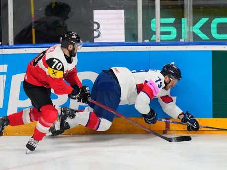 Benjamin Nissner a Nathanael Halbert v zápase Rakúsko - Veľká Británia na MS v hokeji 2024.