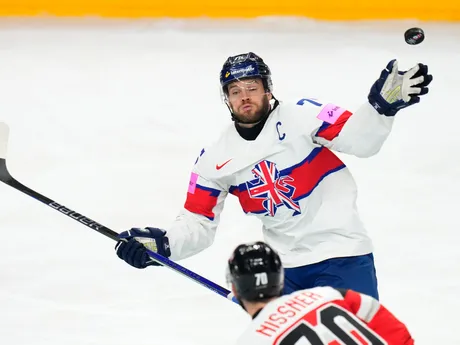 Robert Dowd v zápase Rakúsko - Veľká Británia na MS v hokeji 2024.