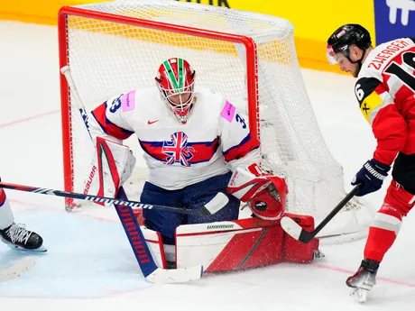 Zákrok Bena Bownsa v zápase Rakúsko - Veľká Británia na MS v hokeji 2024.