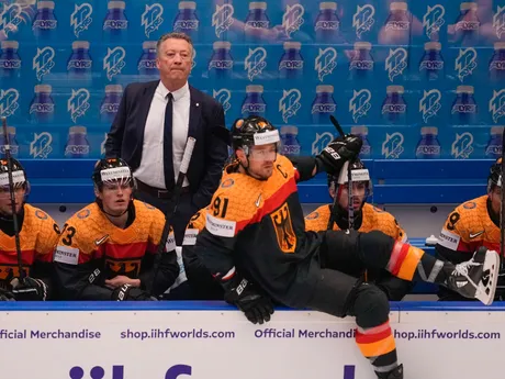 Tréner Nemecka Harold Kreis na striedačke v zápase Francúzsko - Nemecko na MS v hokeji 2024.