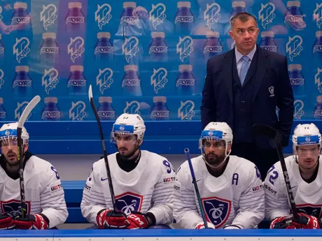 Tréner Francúzska Philippe Bozon na striedačke v zápase Francúzsko - Nemecko na MS v hokeji 2024.
