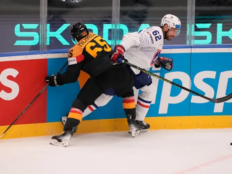 Florian Chakiachvili a Marc Michaelis v súboji o puk v zápase Francúzsko - Nemecko na MS v hokeji 2024.