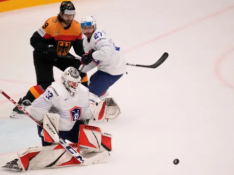 Zákrok Quentina Papillona v zápase Francúzsko - Nemecko na MS v hokeji 2024.