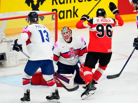 Gólové oslavy Maria Hubera v zápase Rakúsko - Veľká Británia na MS v hokeji 2024.