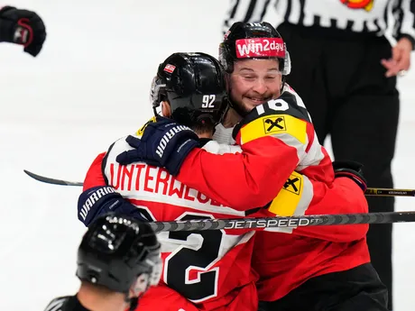 Gólové oslavy Clemensa Unterwegera a Dominica Zwergera v zápase Rakúsko - Veľká Británia na MS v hokeji 2024.
