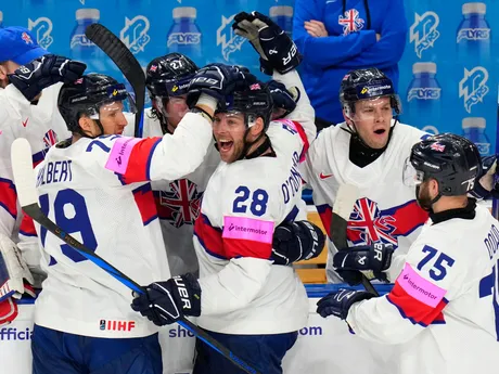 Gólové oslavy Bena O'Connora s jeho spoluhráčmi v zápase Rakúsko - Veľká Británia na MS v hokeji 2024.
