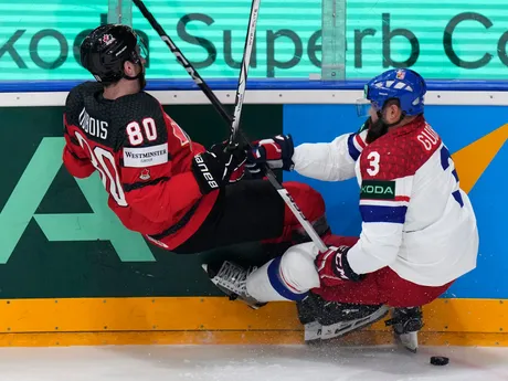 Český obranca Radko Gudas (vpravo) a Kanaďan Pierre-Luc Dubois v zápase Kanada - Česko na MS v hokeji 2024.