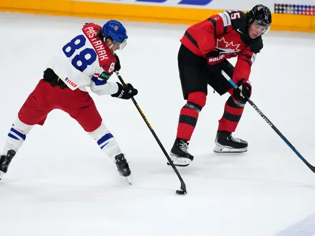 Dávid Pastrňák (vľavo) v zápase Kanada - Česko na MS v hokeji 2024.