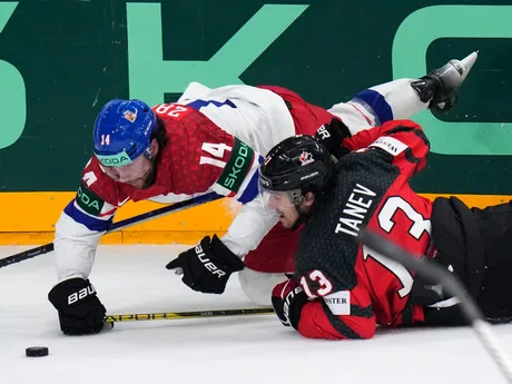 Kanaďan Brandon Tanev a Čech Pavel Zacha v zápase Kanada - Česko na MS v hokeji 2024.