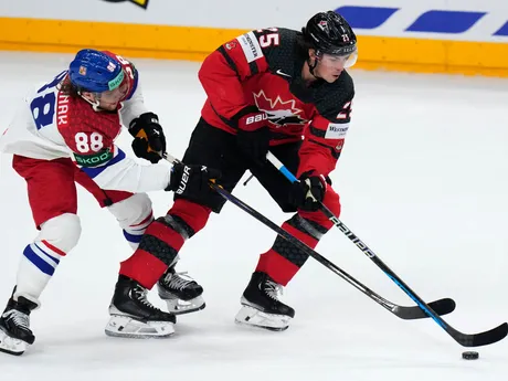 Český útočník David Pastrňák (vľavo) a Kanaďan Owen Power v zápase Kanada - Česko na MS v hokeji 2024.