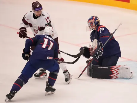Charlie Lindgren a Martins Dzierkals počas zápasu Lotyšsko - USA na MS v hokeji 2024.