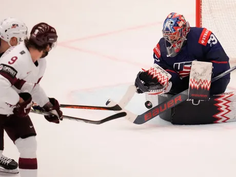 Charlie Lindgren a Renars Krastenbergs počas zápasu Lotyšsko - USA na MS v hokeji 2024.