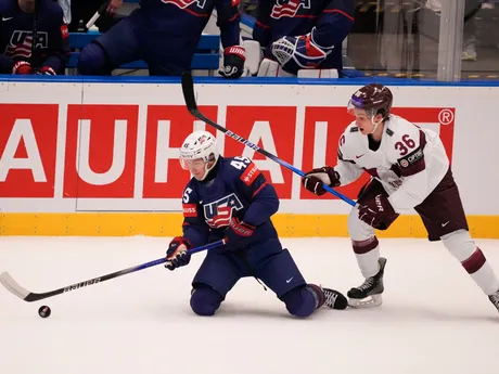 Gavin Brindley a Martins Lavins počas zápasu Lotyšsko - USA na MS v hokeji 2024.