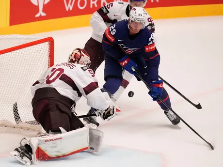 Kristers Gudlevskis a Brock Nelson počas zápasu Lotyšsko - USA na MS v hokeji 2024.