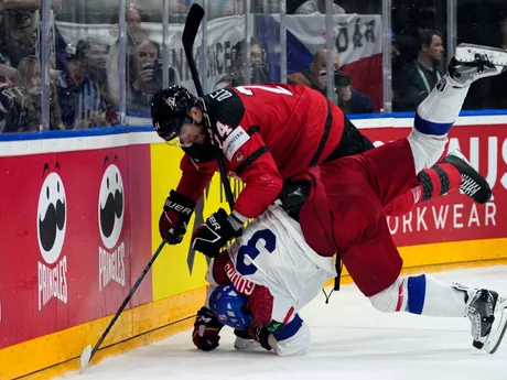 Kanadský hokejista Jamie Oleksiak (hore) a Radko Gudas v zápase Kanada - Česko na MS v hokeji 2024.