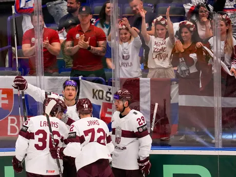 Renars Krastenbergs oslavuje gól počas zápasu Lotyšsko - USA na MS v hokeji 2024.