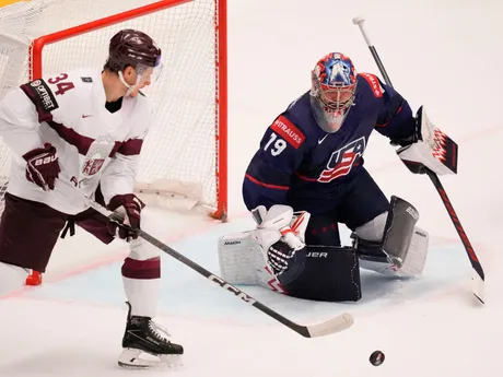 Charlie Lindgren a Eduards Tralmaks počas zápasu Lotyšsko - USA na MS v hokeji 2024.