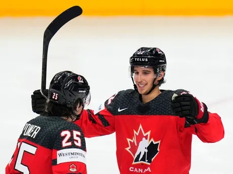 Kanadský hokejista Dylan Cozens oslavuje gól v zápase Kanada - Česko na MS v hokeji 2024.