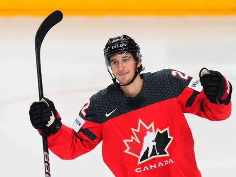 Kanadský hokejista Dylan Cozens oslavuje gól v zápase Kanada - Česko na MS v hokeji 2024.