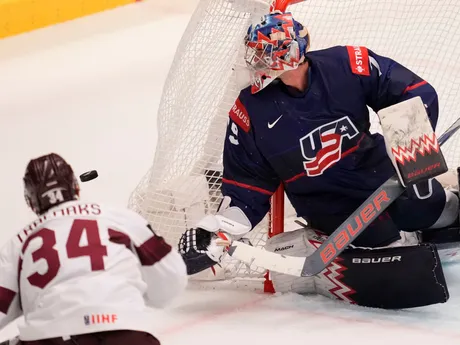 Charlie Lindgren a Eduards Tralmaks počas zápasu Lotyšsko - USA na MS v hokeji 2024.