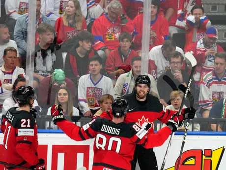 Radosť hokejistov Kanady v zápase Kanada - Česko na MS v hokeji 2024.