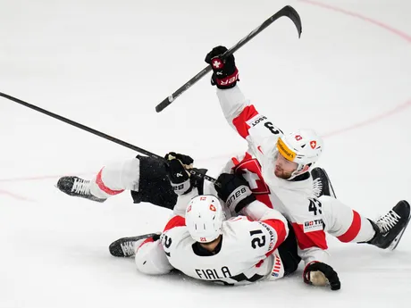 Švajčiari Kevin Fiala a Andrea Glauser po vzájomnej zrážke v zápase Fínsko - Švajčiarsko na MS v hokeji 2024.