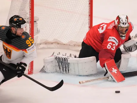 Švajčiarsky brankár Leonardo Genoni vo štvrťfinálovom zápase Švajčiarsko - Nemecko na MS v hokeji 2024.
