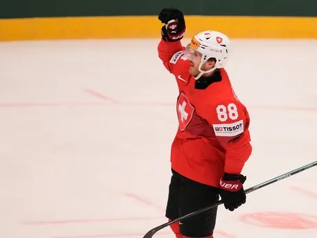 Švajčiarsky hokejista Christoph Bertschy sa teší z gólu vo štvrťfinálovom zápase Švajčiarsko - Nemecko na MS v hokeji 2024.