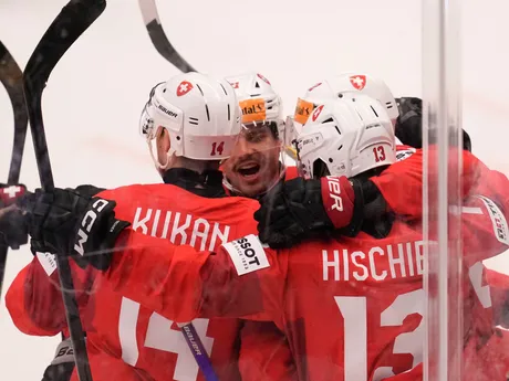 Radosť hokejistov Švajčiarska vo štvrťfinálovom zápase Švajčiarsko - Nemecko na MS v hokeji 2024.