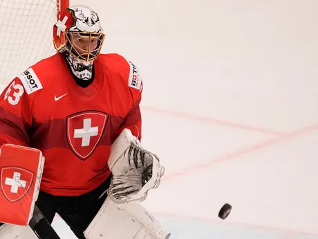 Švajčiarsky brankár Leonardo Genoni vo štvrťfinálovom zápase Švajčiarsko - Nemecko na MS v hokeji 2024.