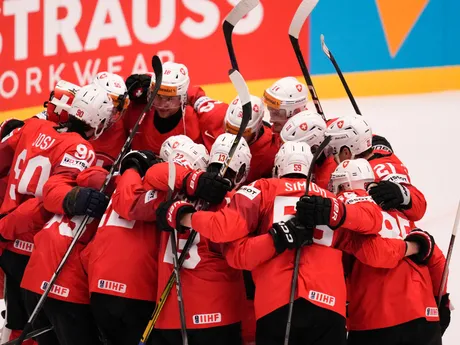 Radosť hokejistov Švajčiarska po postupe vo štvrťfinálovom zápase Švajčiarsko - Nemecko na MS v hokeji 2024.
